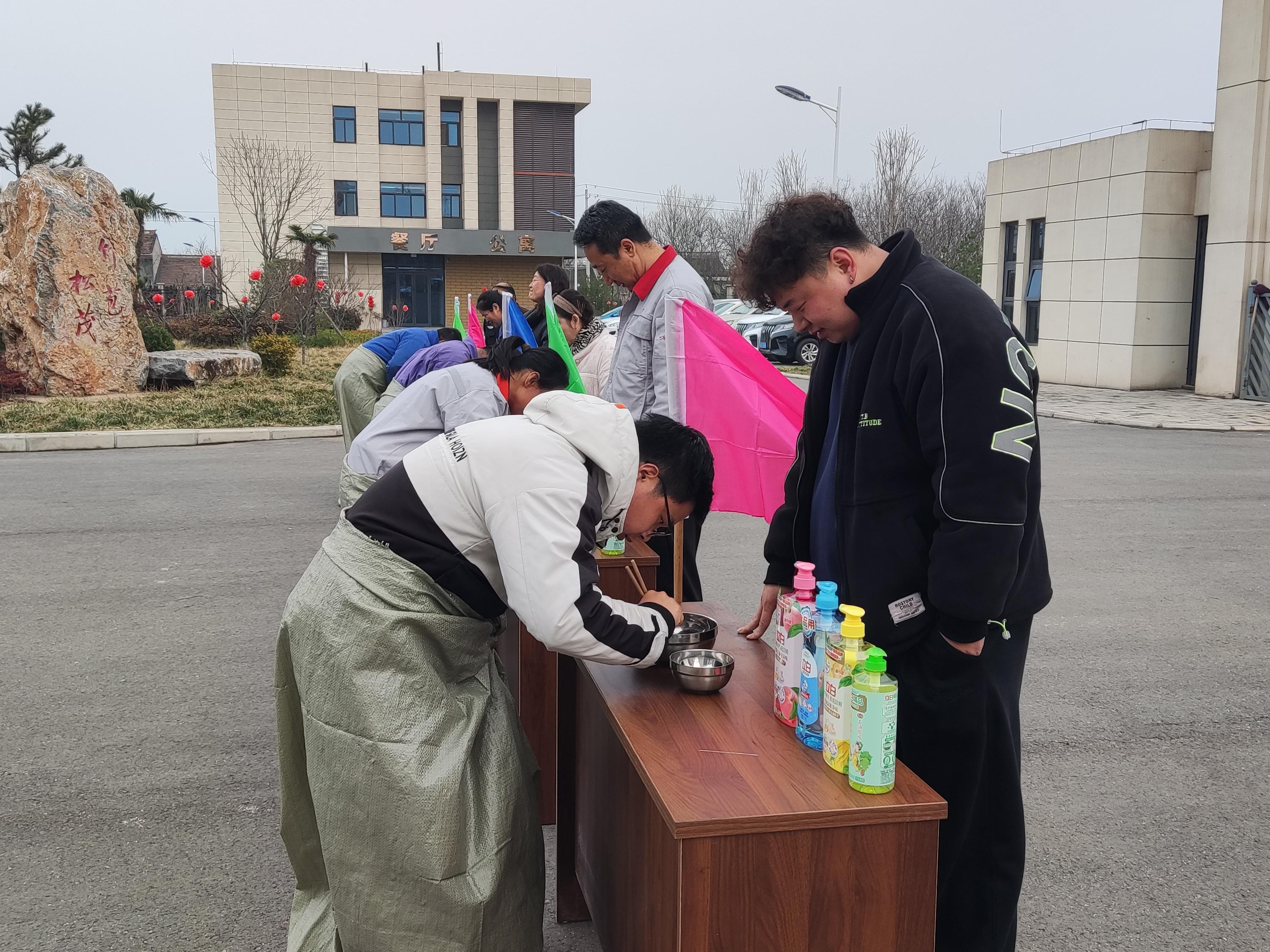 “袋鼠跳·夹豆豆”趣味接力赛欢庆元宵